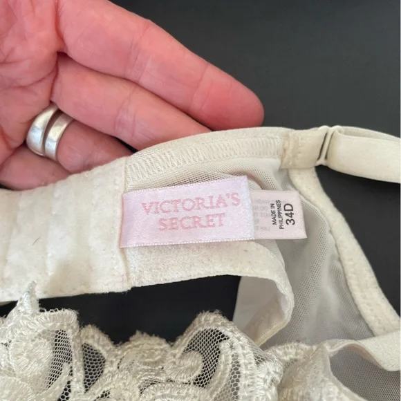 Victoria's Secret Lace Bra Trio - Black, Red, and Ivory 34 D Sexy - Picture 5 of 6